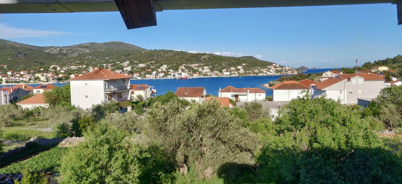 Guest House Maslina Vinišće Eksteriør billede