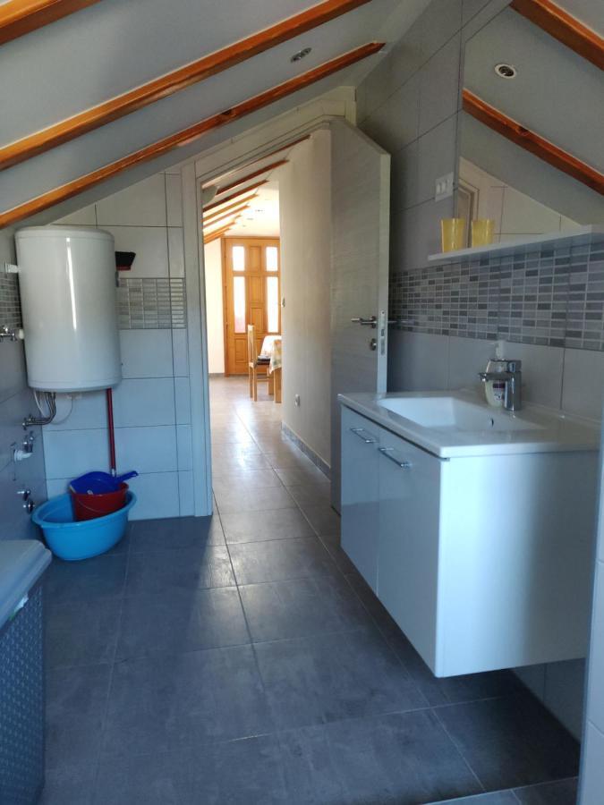 Guest House Maslina Vinišće Eksteriør billede